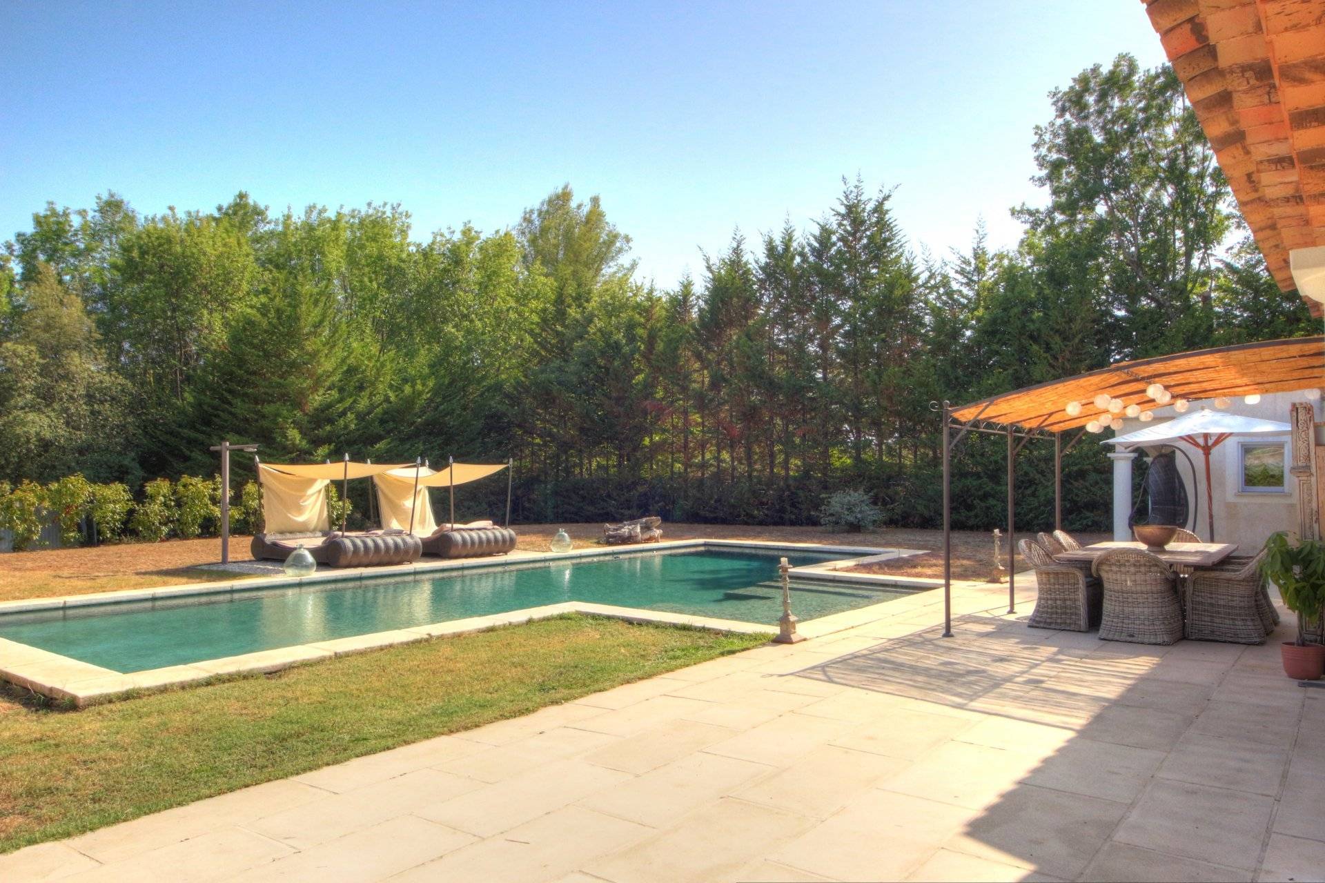 Grand jardin et terrasse avec une piscine de 15x5 traditionnelle en mosaïque 